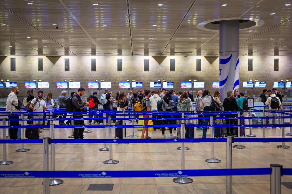 נתי שוחט / פלאש 90 אנשים ממתינים בתור בנתב"ג, ארכיון (למצולמים אין קשר לנאמר בכתבה)