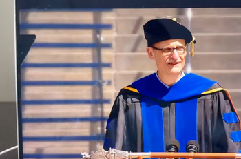 Le professeur Derek Peterson de l'Université du Michigan a rendu hommage aux manifestants pro-palestiniens du campus lors de son discours de remise des diplômes à Ann Arbor, Michigan, le 2 mai 2026.