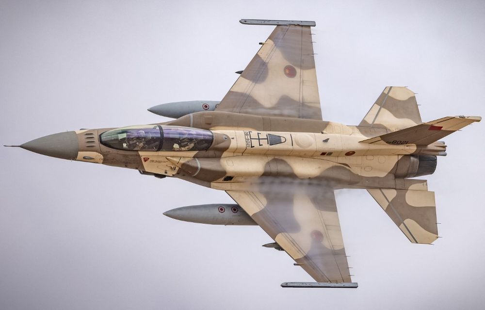 طائرة مقاتلة من طراز F-16  تابعة لسلاح الجو المغربي تحلق في السماء خلال تمرين عسكري الأسد الأفريقي في منطقة طانطان جنوب غرب المغرب في 18 يونيو 2021.