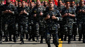 قوات متطوعة من الجيش الإيراني تسير خلال عرض يوم الجيش في قاعدة عسكرية شمال طهران، إيران، الأربعاء 17 أبريل 2024.