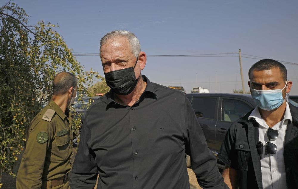 Benny Gantz (C), Premier ministre suppléant d'Israël et ministre de la Défense, arrive pour assister à l'exercice militaire "Deadly Arrow" près du kibboutz Ravid dans la partie nord d'Israël, le 27 octobre 2020.