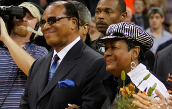 Le ministre de la Nation of Islam, Louis Farrakhan, et son épouse, Khadijah, assistent à l'hommage rendu à leur petit-fils, Mustapha Farrakhan, étudiant en dernière année à l'Université de Virginie, avant le match de basket universitaire NCAA opposant l'Université de Virginie à North Carolina State, à Charlottesville, le 1ᵉʳ mars 2011. 