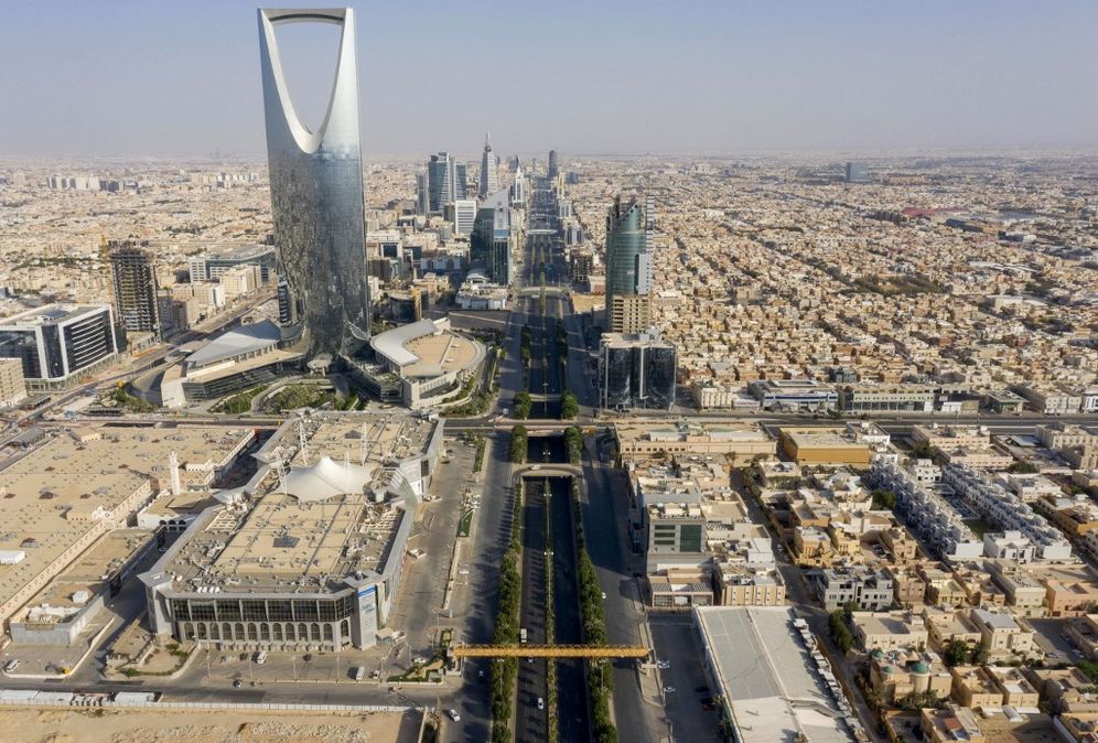 Une vue aérienne montre le gratte-ciel Kingdom Centre (Kingdom Tower) et la route King Fahad, à Riyad, le 24 mai 2020