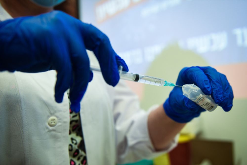Un travailleur médical israélien prépare une injection de vaccin Covid-19, à l'hôpital Rambam de Haïfa, le 20 décembre 2020.