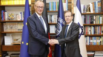 الرئيس الإسرائيلي يسحاق هيرتسوغ برفقة المستشار الألماني خلال زيارته، 6.12.25