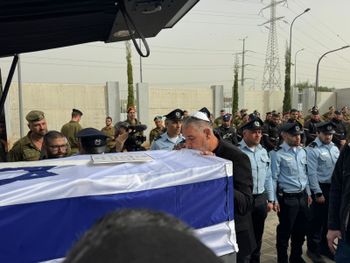 Itzik Gvili face au cercueil de son fils au début du cortège funèbre de Ran Gvili