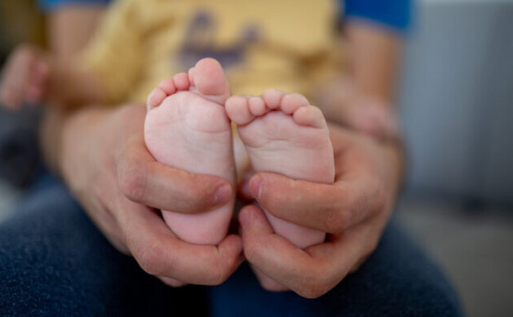 Un père tient les jambes de sa petite fille à Jérusalem, le 30 décembre 2020.