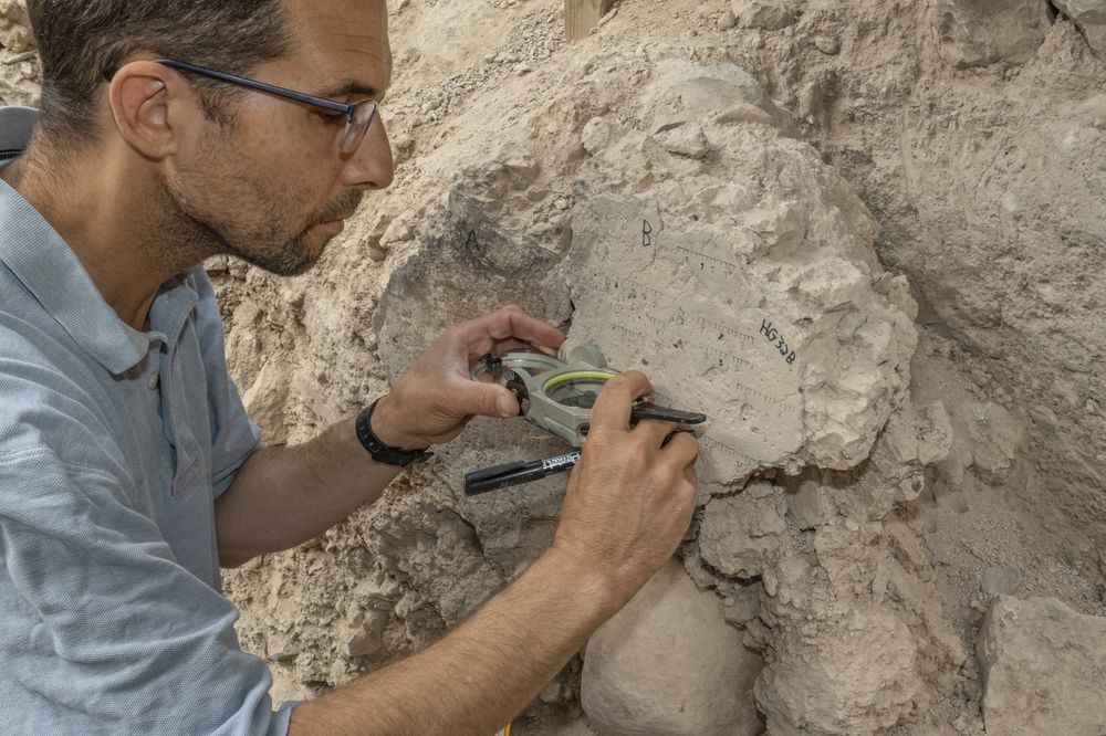 Yoav Vaknin, doctorant à l'Université hébraïque de Jérusalem, prend des mesures sur le site archéologique de Tel Batash (Timnah biblique) en Israël.