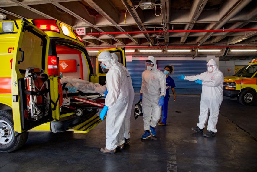 Des paramédicaux du Magen David Adom à l'hôpital Shaare Tsedek à Jérusalem, le 6 octobre 2020.