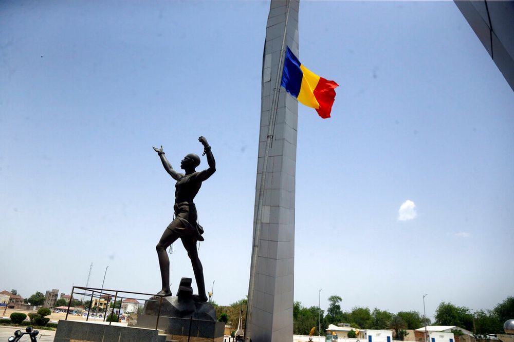 Por que o Chade é importante para Israel como parceiro estratégico Uma bandeira do Chade tremula no parque 'Monumento da Independência' em N'Djamena, Chade