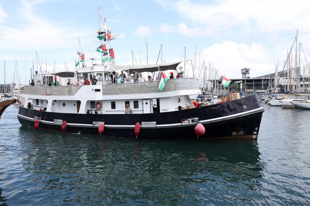 Lluis GENE / AFP Le bateau faisant partie de la flottille Sumud à destination de Gaza transportant Greta Thunberg à son départ de Barcelone, le 31.08.2025