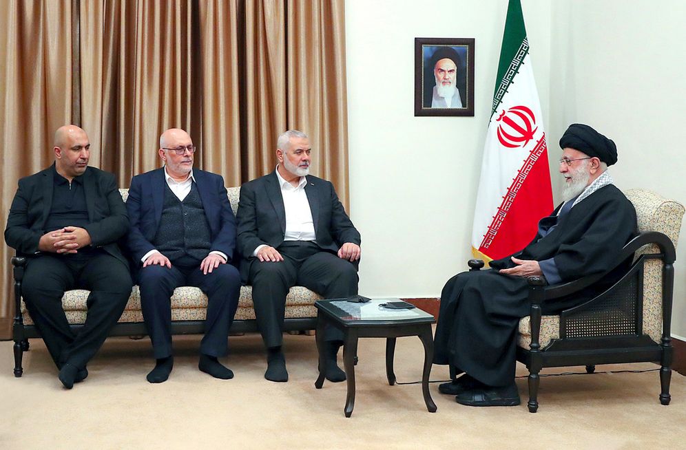 (Office of the Iranian Supreme Leader via AP) ،المرشد الأعلى آية الله علي خامنئي وزعيم حماس إسماعيل هنية، والوفد المرافق له، في طهران، إيران- صورة ارشيفية