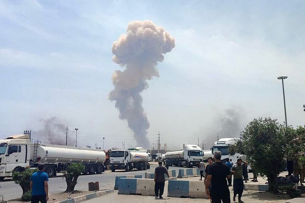 De la fumée s'élève sur les lieux d'une explosion sur un quai du port Shahid Rajaï, au sud-ouest de Bandar Abbas, dans la province iranienne d'Hormozgan
