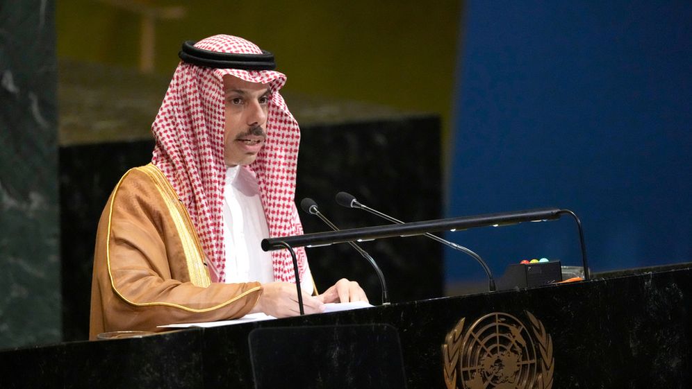 AP Photo/Pamela Smith Le ministre des Affaires étrangères de l'Arabie saoudite, le prince Fayçal ben Farhan, s'adresse à la 80e session de l'Assemblée générale des Nations Unies, le samedi 27 septembre 2025