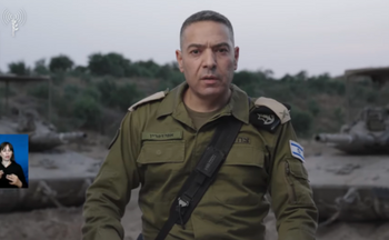 Le porte-parole de l'IDF, le général de brigade Effie Defrin, fait une déclaration à la presse depuis la frontière de Gaza, le 18 mai 2025. 