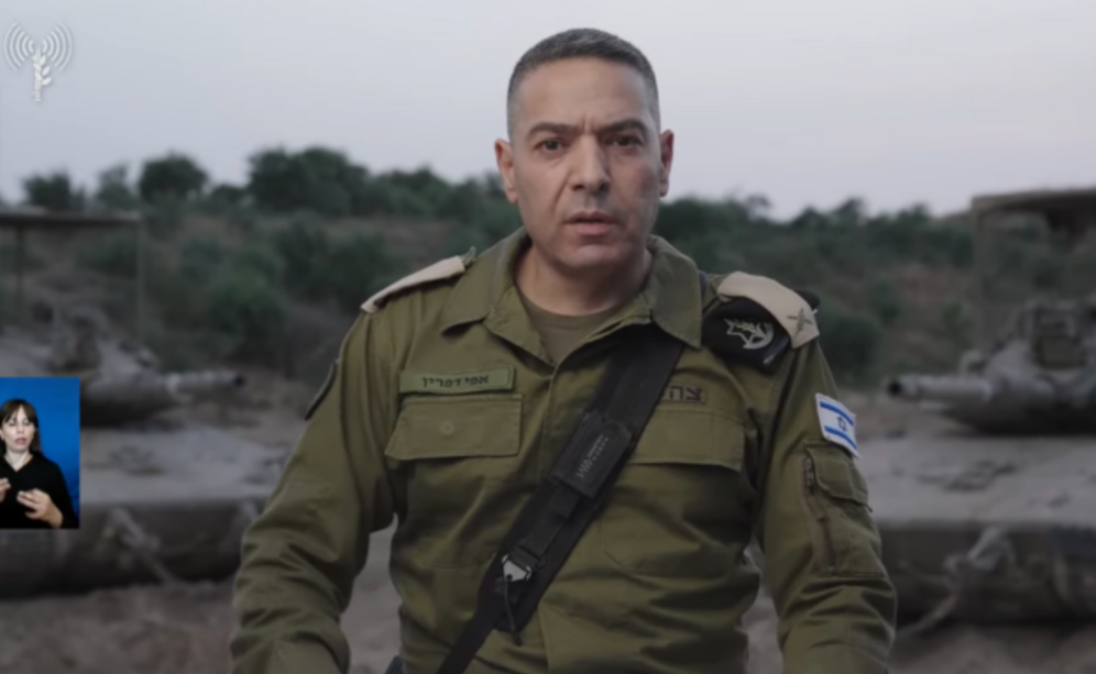 Le porte-parole de l'IDF, le général de brigade Effie Defrin, fait une déclaration à la presse depuis la frontière de Gaza, le 18 mai 2025. 