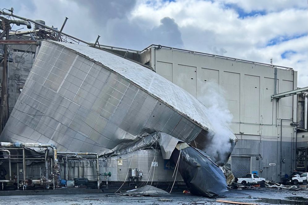 Ciudad de Longview vía AP La imagen, distribuida por la ciudad de Longview, Washington, muestra daños estructurales en una planta de Nippon Dynawave Packaging Co. tras la implosión y colapso de un tanque con líquido inflamable, el 26 de mayo de 2026 en Longview, Washington.