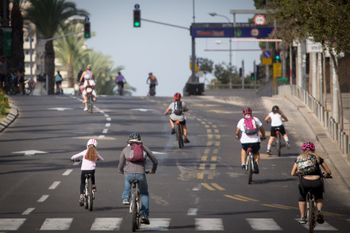 מרים אלסטר, ישראלים נוסעים בכבישים הריקים של יום כיפור, ארכיון