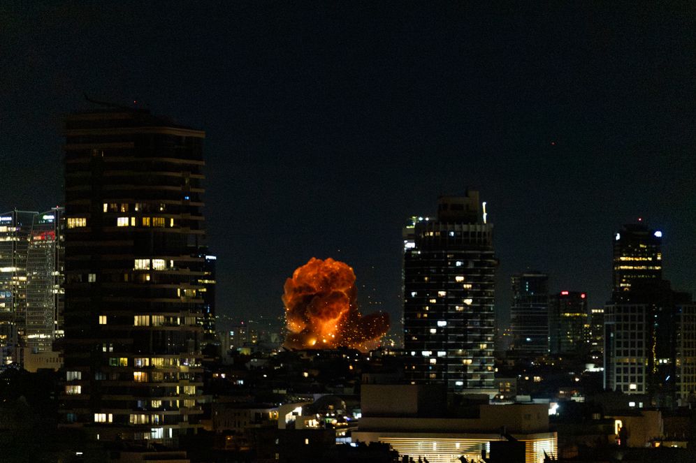 עשן מיתמר בזירת נפילה של טיל איראני בתל אביב, 28.02.26