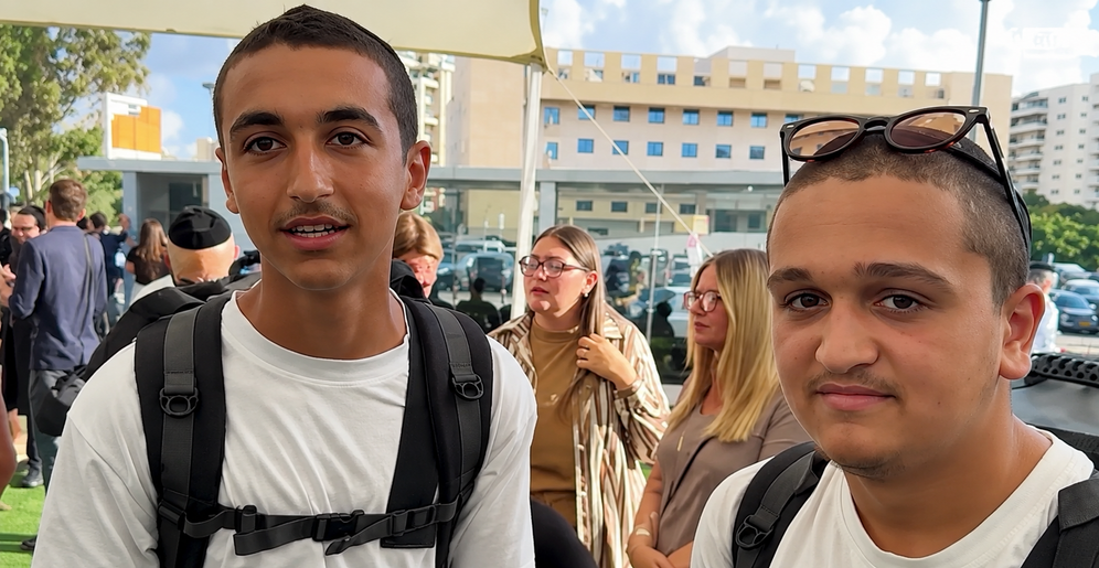 7Israel National News Gad et Elior, deux cousins originaires de France, ont rejoint la brigade Hashmonaïm de Tsahal après leur Alyah, invoquant leur volonté de défendre Israël.