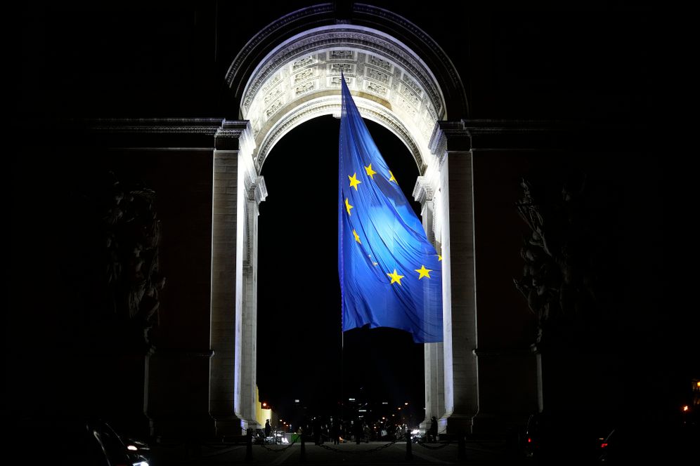 Le drapeau européen flotte sous l'Arc de Triomphe pour marquer la présidence française de l'UE à Paris, France, le 1er janvier 2022