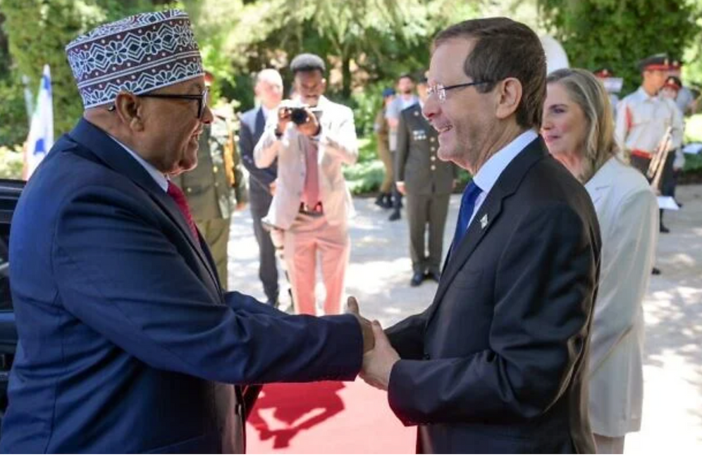 MAAYAN TOAF / GPO Le président du Somaliland, Abdirahman Mohamed Abdullahi, est accueilli par le président Isaac Herzog à la résidence présidentielle de Jérusalem, le 14 juin 2026.