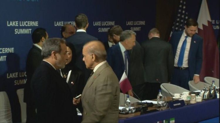 J.D. Vance et Abbas Araghchi photographiés dans la même pièce du complexe hôtelier Bürgenstock, en Suisse 