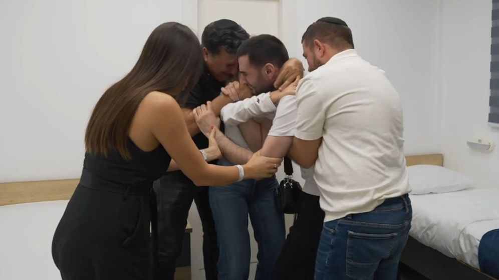 IDF Spokesperson La rencontre de Segev Kalfon avec sa famille après sa libération