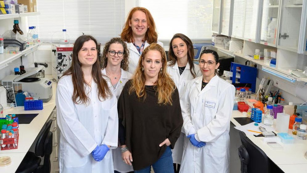 La biologiste israélienne Yifat Merbl, professeure à l’Institut Weizmann des sciences (au centre) et son équipe