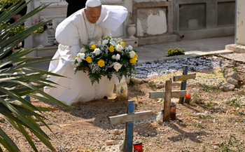 Le pape Léon XIV se recueille au cimetière et sur la tombe du petit Joussef à Lampedusa, en Sicile (Italie), le 4 juillet 2026, lors d'une visite pastorale d'une journée sur cette île devenue le symbole des dangers auxquels sont confrontés les migrants tentant de rejoindre l'Europe par la mer.
