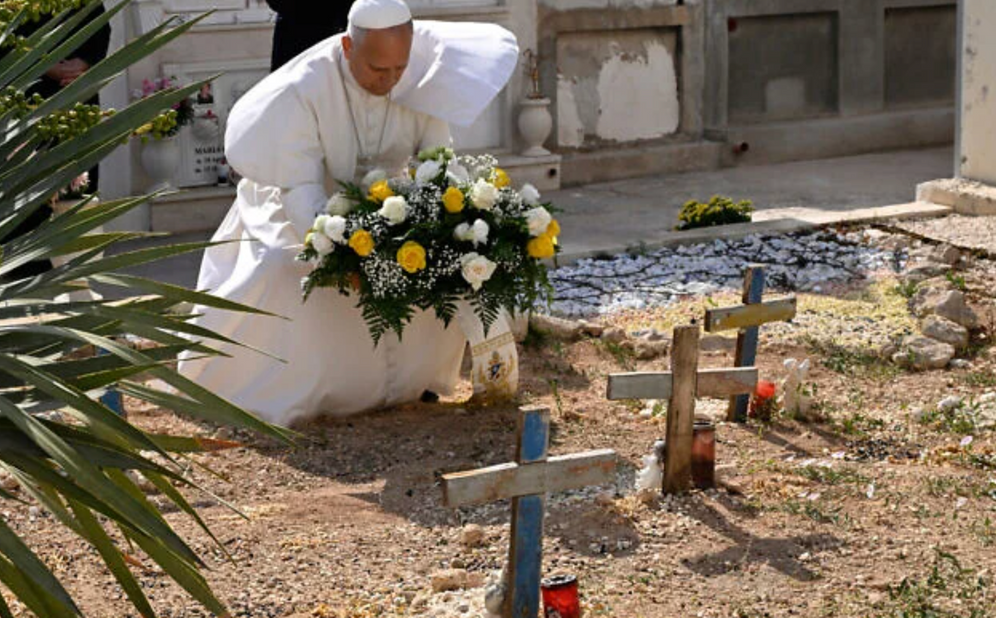 Pool / Ciro Fusco / AP Le pape Léon XIV se recueille au cimetière et sur la tombe du petit Joussef à Lampedusa, en Sicile (Italie), le 4 juillet 2026, lors d'une visite pastorale d'une journée sur cette île devenue le symbole des dangers auxquels sont confrontés les migrants tentant de rejoindre l'Europe par la mer.