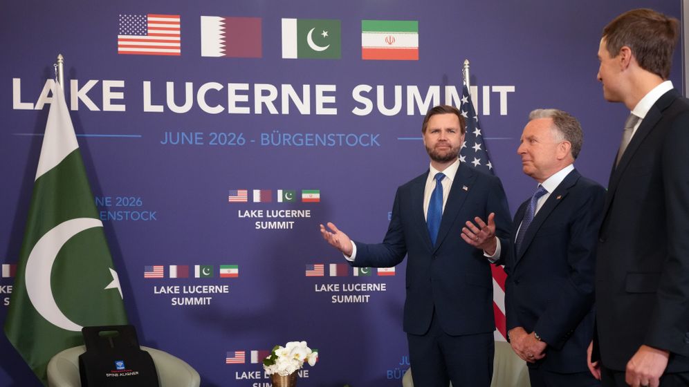 Nathan Howard/Pool Photo via AP الوفد الأمريكي لمحادثات التفاوض في سويسرا، اليوم