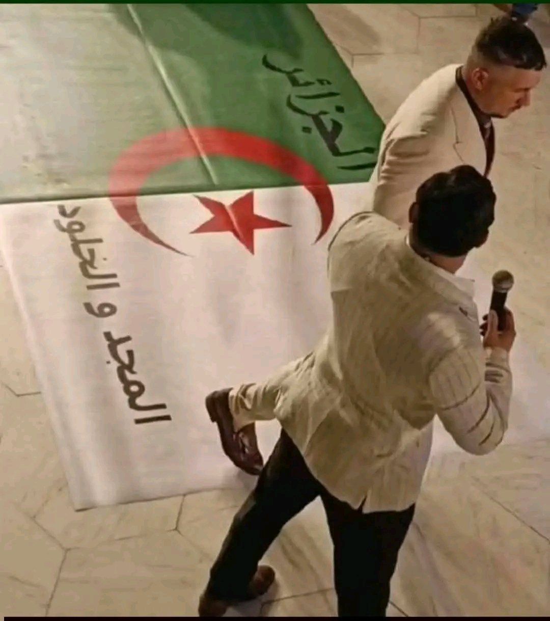فيديو صادم في الجزائر.. العلم الوطني على الأرض بحفل “تيك توك” يشعل غضباً واسعاً