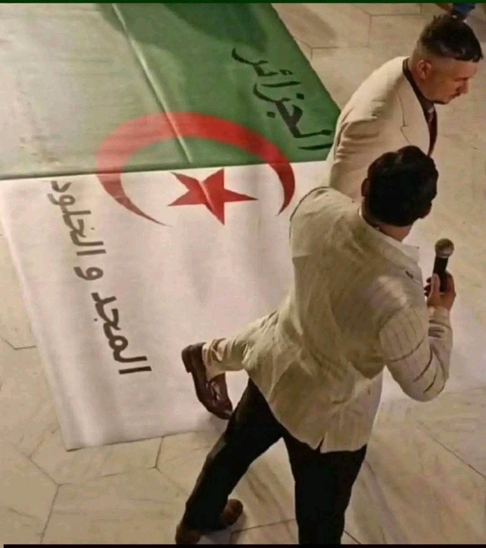 فيديو صادم في الجزائر.. العلم الوطني على الأرض بحفل “تيك توك” يشعل غضباً واسعاً