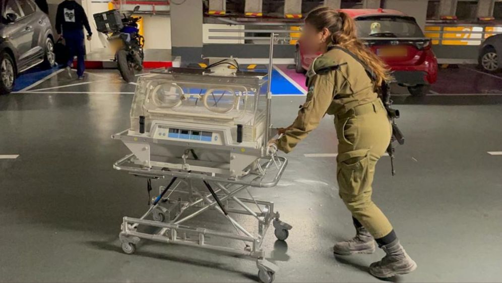 Une soldate de l'armée israélienne transfert une couveuse pour les bébés de l'hôpital Shifa