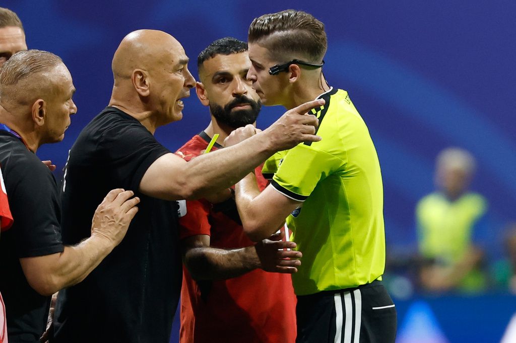 لماذا استبعد فيفا حكم مباراة الأرجنتين مصر من مباريات الحسم في كأس العالم 2026؟