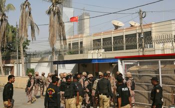 أفراد الأمن الباكستانيون في مجمع القنصلية الصينية بعد هجوم في كراتشي، باكستان. وأعلنت الولايات المتحدة منظمة جيش تحرير بلوشستان الانفصالية الباكستانية جماعة إرهابية