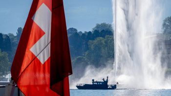 Illustration - Drapeau suisse sur le lac Léman, à Genève