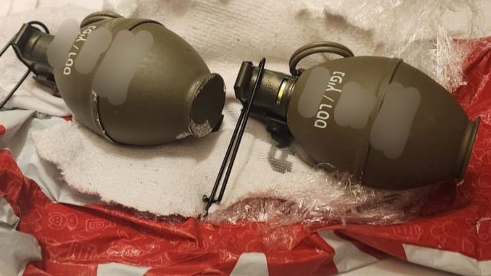 -- רימונים צה"ליים שאותרו אצל חשוד בסחר באמצעי לחימה במסגרת הסכסוך בין משפחת מוסלי למשפחת ג'רושי