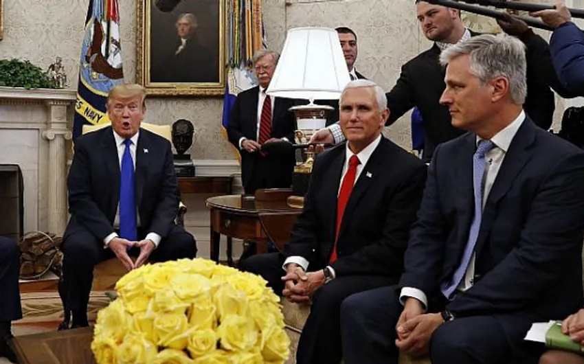 Le président américain Donald Trump dans le bureau ovale de la Maison Blanche le 6 mars 2019, avec le vice-président Mike Pence et l'envoyé spécial du président pour les otages, Robert O'Brien.