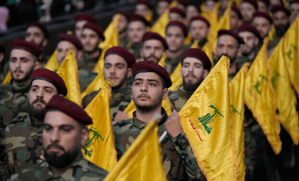 Des terroristes du Hezbollah tiennent les drapeaux de leur groupe alors qu'ils défilent lors d'un rassemblement à l'occasion de la Journée de Jérusalem dans la banlieue sud de Beyrouth, au Liban