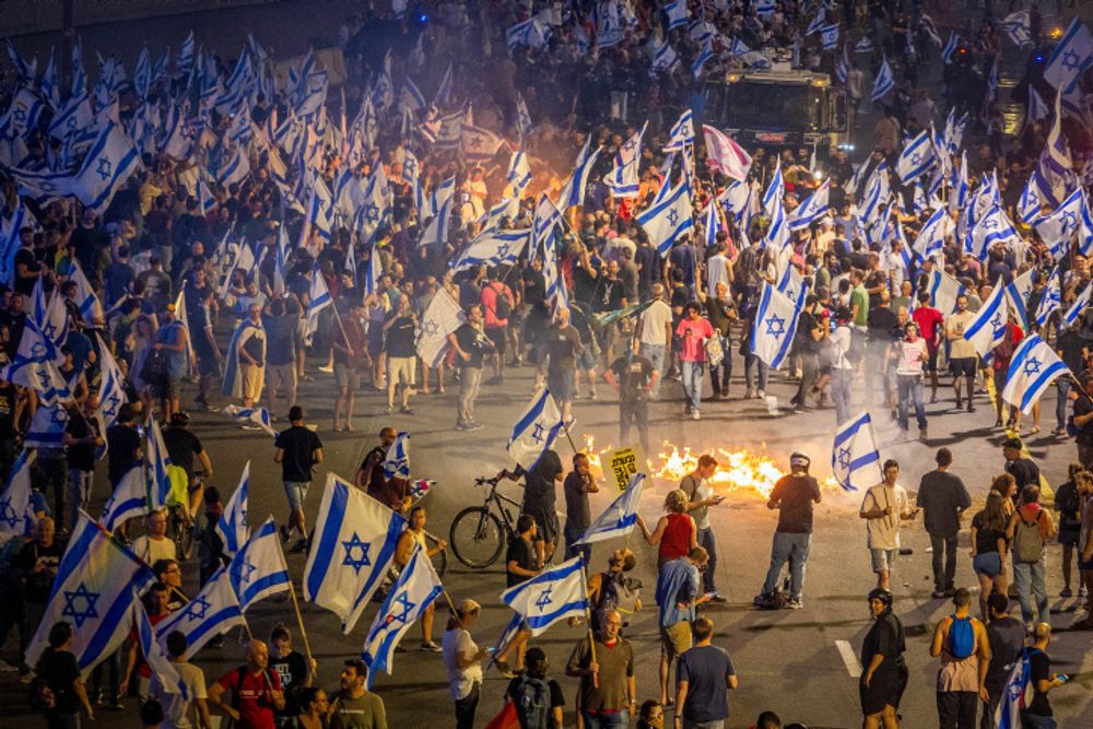 Des Israéliens bloquent l'autoroute Ayalon lors d'une manifestation contre la réforme judiciaire à Tel Aviv