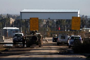 مركبة عسكرية إسرائيلية وسيارات تابعة لقوة الأمم المتحدة لمراقبة فض الاشتباك (UNDOF) في معبر القنيطرة التابع للأمم المتحدة مع سوريا ومرتفعات الجولان التي ضمتها إسرائيل في 9 فبراير 2022.