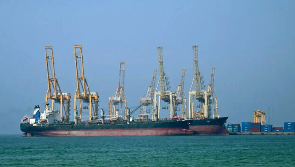 Des pétroliers sont visibles au terminal à conteneurs de Khor Fakkan, le seul port naturel en eau profonde de la région et l'un des principaux ports à conteneurs de l'émirat de Sharjah, le long du détroit d'Ormuz, une voie navigable par laquelle transite un cinquième de la production mondiale de pétrole, le 23 juin 2025.
