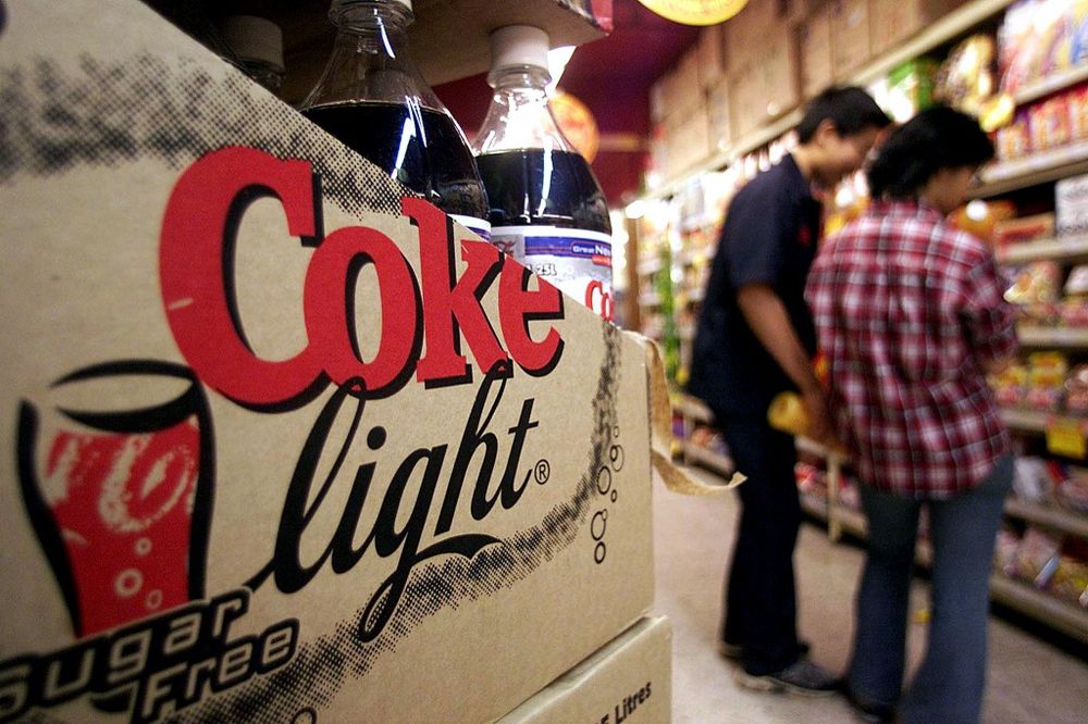 Des cartons de Coca Light dans un supermarché de Hong Kong