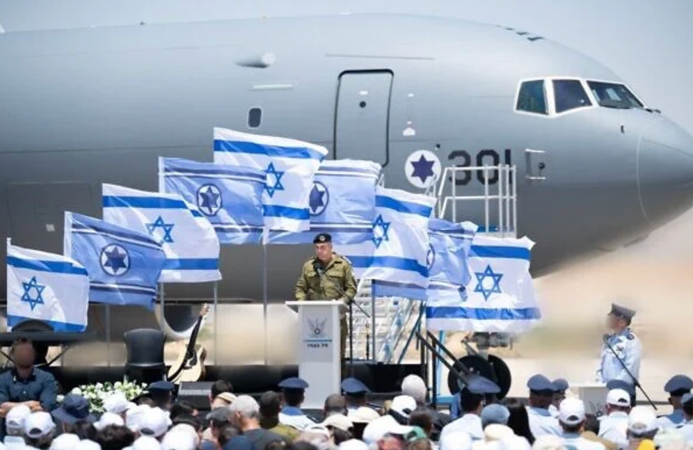 IDF Le chef d’état-major de Tsahal, le lieutenant-général Eyal Zamir, s’exprime lors d’une cérémonie organisée sur la base aérienne de Base aérienne de Nevatim pour l’inauguration du premier des six avions ravitailleurs KC-46 achetés par le ministère israélien de la Défense aux États-Unis, le 27 mai 2026.
