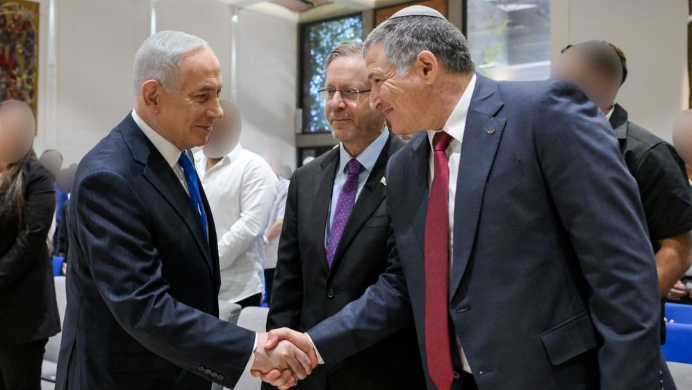 Maayan Toaf / GPO Benjamin Netanyahou,, David Zini et Isaac Herzog lors d'une cérémonie organisée à la résidence présidentielle en l'honneur d'employés du Shin Bet, à Jérusalem, le 17.09.2026