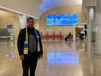 عضو نادي الصحافة والإعلام بعمالة إنزكان أيت ملول ومدير موقع "افراتي" 24محمد أمنون في مطار بن غوريون أثناء زيارته لإسرائيل 2022