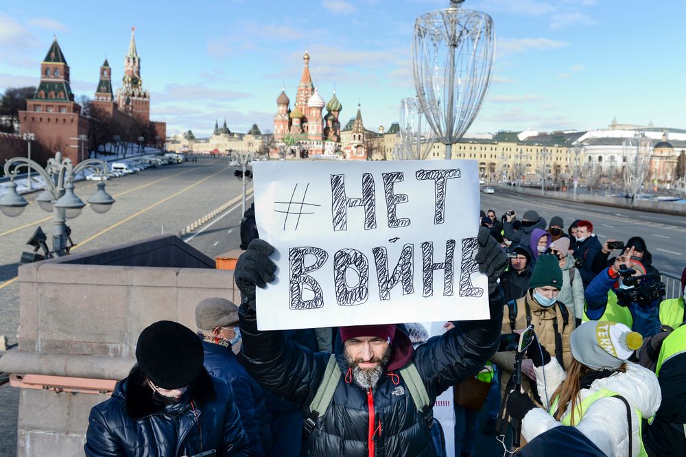 Un homme brandit une affiche "Pas de guerre" lors d'une manifestation à Moscou, en Russie, le 27 février 2022