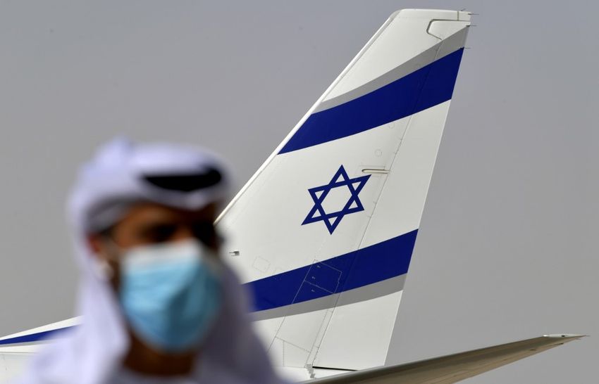 مسؤول إماراتي يقف بالقرب من طائرة تابعة لشركة العال، والتي  فور وصولها إلى مطار أبوظبي في أول رحلة تجارية من إسرائيل إلى الإمارات ، بتاريخ. 31 أغسطس 2020.